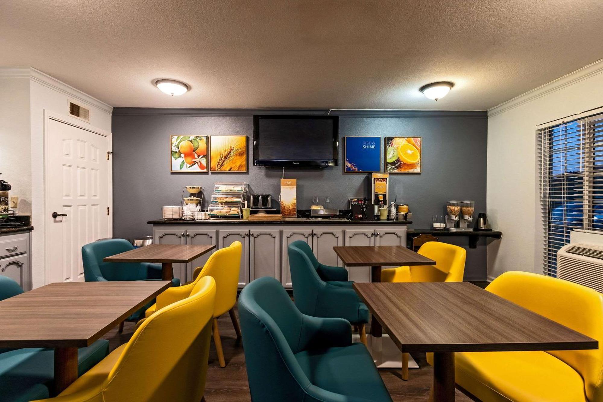 Quality Inn & Suites Туларе Экстерьер фото