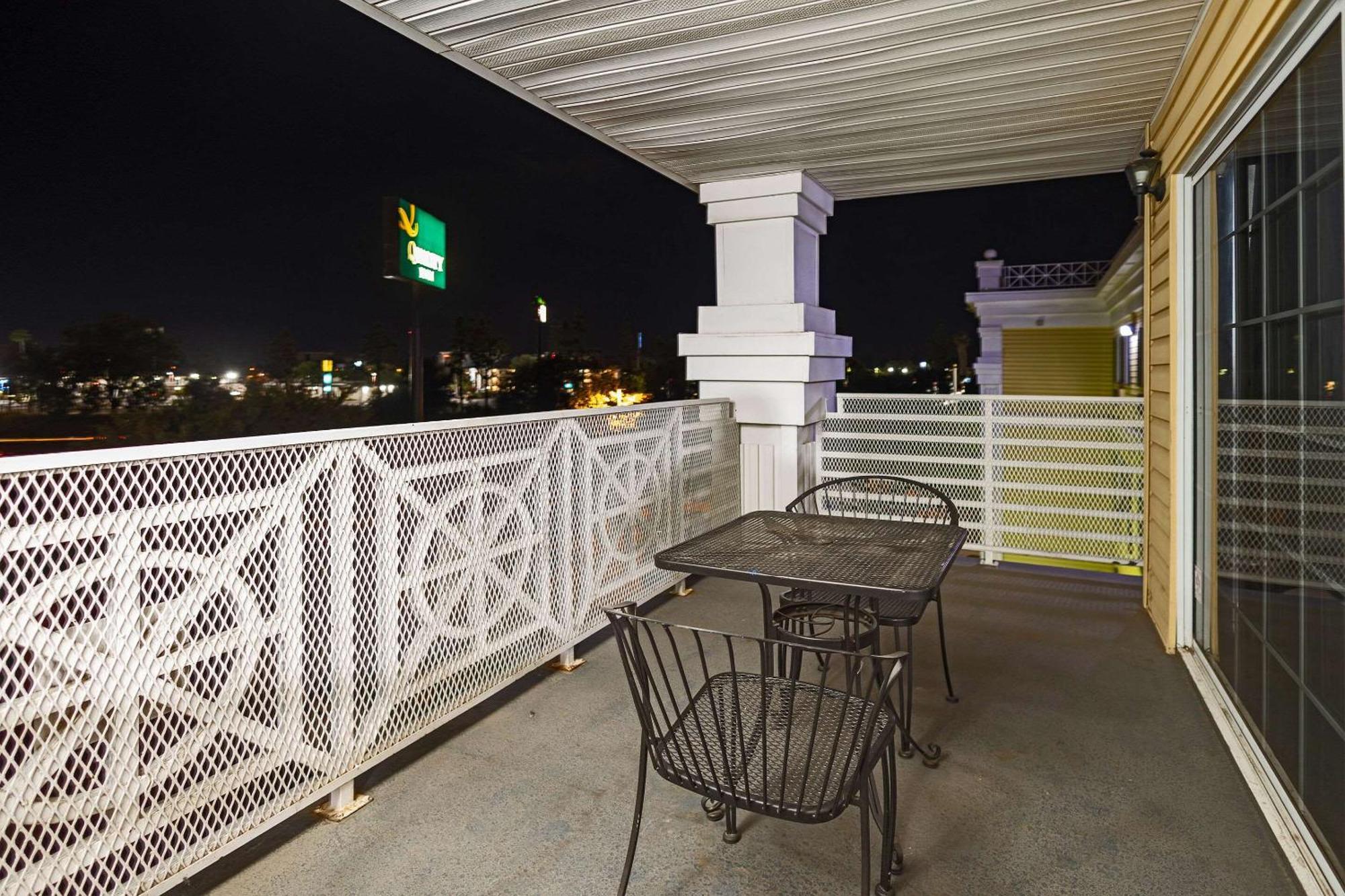 Quality Inn & Suites Туларе Экстерьер фото