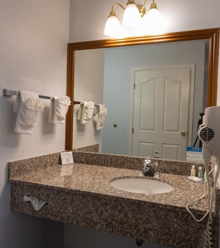 Quality Inn & Suites Туларе Экстерьер фото