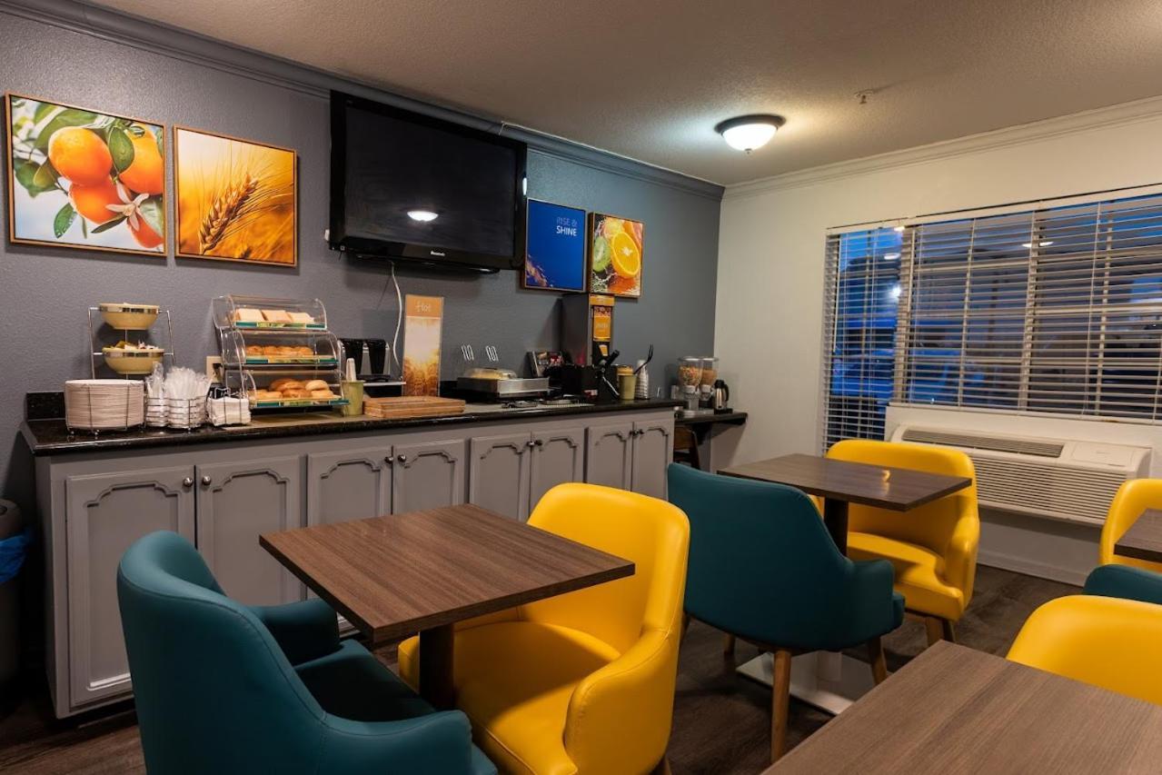 Quality Inn & Suites Туларе Экстерьер фото