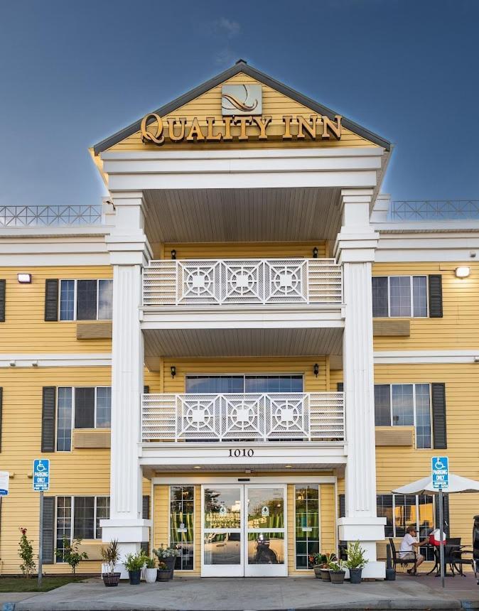 Quality Inn & Suites Туларе Экстерьер фото