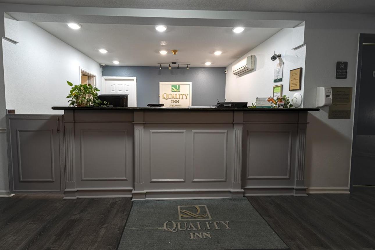 Quality Inn & Suites Туларе Экстерьер фото