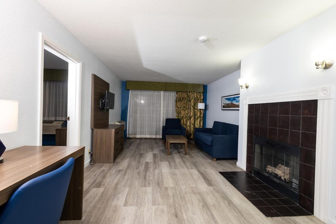 Quality Inn & Suites Туларе Экстерьер фото