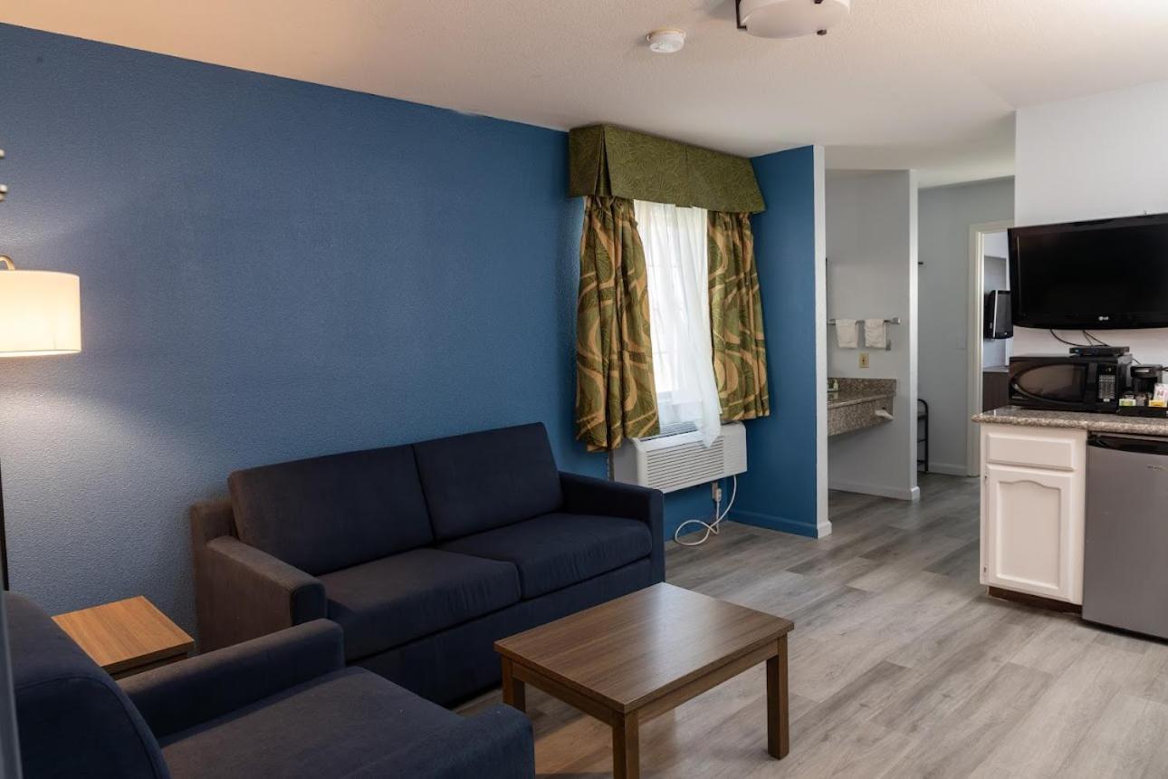 Quality Inn & Suites Туларе Экстерьер фото