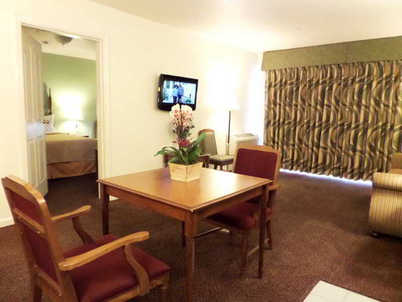 Quality Inn & Suites Туларе Экстерьер фото
