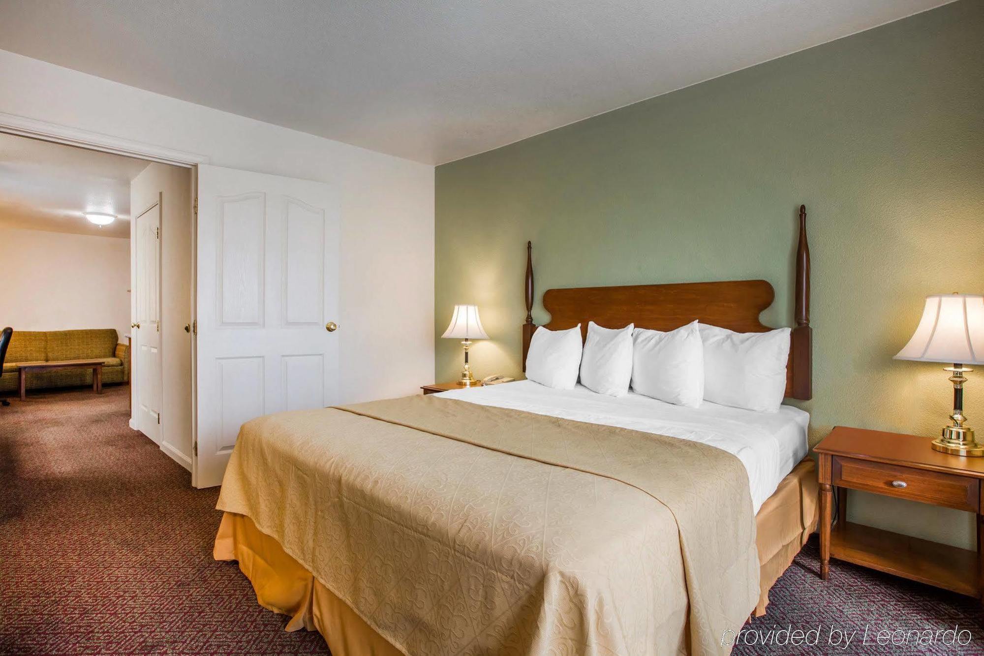 Quality Inn & Suites Туларе Экстерьер фото
